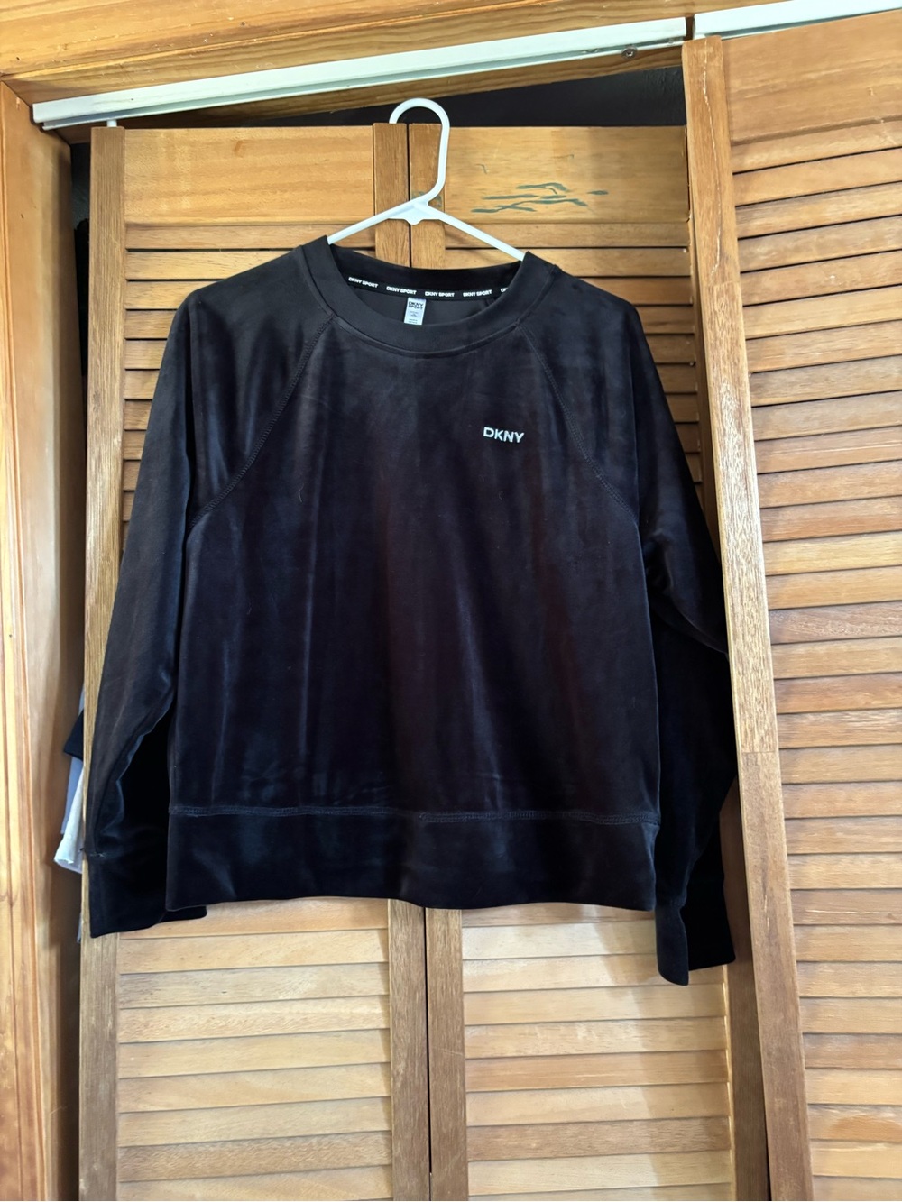 DKNY Women’s Black Velvet-Look Pullover Sweatshirt and Joggers Size Snall